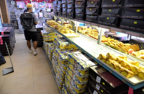 Una de las panaderías  más antiguas de Xalapa, es la sucursal de Xalapeños Ilustres de Panaderías Dauzón, donde los panaderos, algunos desde hace muchos años elaboran las roscas con el toque de la casa, o con las nuevas modalidades que se han adoptado, con las rellenas.  