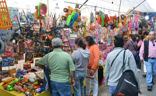 
Las calles del centro de Xalapa se llenan de colores y personajes para quienes desde tarde de hoy buscan los Reyes Magos.