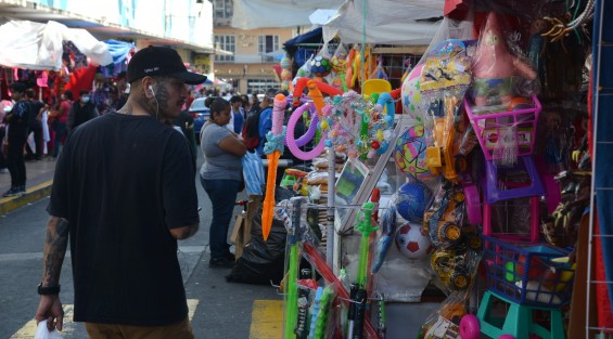 
Las calles del centro de Xalapa se llenan de colores y personajes para quienes desde tarde de hoy buscan los Reyes Magos.