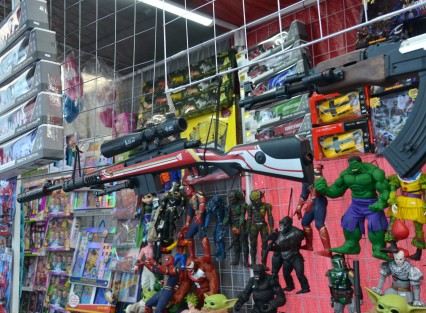 Rifles de hidrogel, celulares, consolas de videojuegos y hasta personajes malvados de películas en muñeco los nuevos encargos de los niños modernos a los Reyes Magia de esta época.