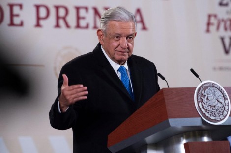 El Presidente López Obrador recibirá a su homólogo Joe Biden en el AIFA el domingo 8 de enero a las 6:30 pm. A petición del mandatario estadounidense el traslado será vía terrestre, <em> para plalticar</em>, reveló el mandatario mexicano. 