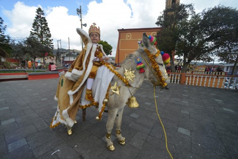 En el municipio de Mihuatlan Veracruz tiene una forma muy particular de festejar el día de Reyes, todo comienza desde muy temprano adornando a unos burritos  y caballos  que cumplen la  función de elefante y camello dónde habrán de repartir juguetes a todos los niños de este municipio.