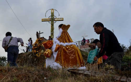 Melchor, Gaspar y Baltazar quienes montando 
sus burritos y caballos recorren el municipio para acudir primeramente a la misa previo a regalar juguetes a los niños quienes emocionaciados recorren las diferentes casas donde le arrojan jueguetes.