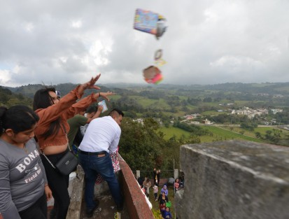 Melchor, Gaspar y Baltazar quienes montando 
sus burritos y caballos recorren el municipio para acudir primeramente a la misa previo a regalar juguetes a los niños quienes emocionaciados recorren las diferentes casas donde le arrojan jueguetes.
