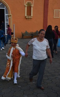 Melchor, Gaspar y Baltazar quienes montando 
sus burritos y caballos recorren el municipio para acudir primeramente a la misa previo a regalar juguetes a los niños quienes emocionaciados recorren las diferentes casas donde le arrojan jueguetes.