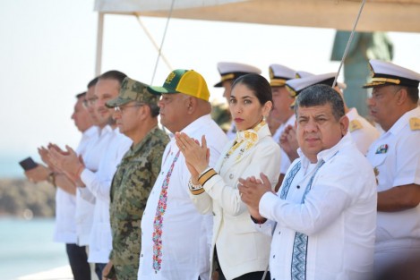 En la Playa Los Cangrejos, en Boca del Río, la Fiscal General del Estado, Verónica Hernández Giadáns asistió como invitada de honor del Comandante de la Tercera Región Naval, Almirante Raúl Pérez Vázquez, a la demostración con ejercicios anfibios denominada Operaciones en la Mar. 