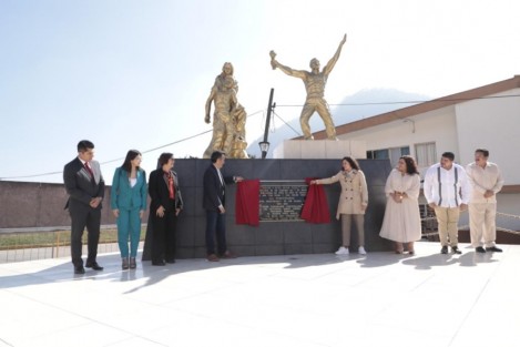 Al conmemorar el 116 Aniversario de los Mártires de Río Blanco, el gobernador Cuitláhuac García Jiménez enfatizó que Veracruz ha sido parte de las cuatro transformaciones centrales del país por el ímpetu de su gente y su lucha, de ahí que agradeció al presidente Andrés Manuel López Obrador, quien ha impulsado reformas laborales, logrando la justicia que anhelaron hombres y mujeres que fallecieron aquel 6 de enero de 1907.

