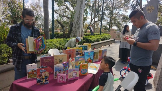 Hoy domigo, el programa Domingos Familiares en el Parque Juárez contó con danza folclórica, música, juegos y fomento a la lectura.  