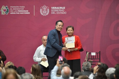 El gobernador Cuitláhuac García Jiménez, en compañía del delegado Federal Manuel Huerta, entregaron apoyos durante operativo de pago de la pensión para el bienestar de las personas adultas mayores en el gimnasio Omega de la ciudad de Xalapa.