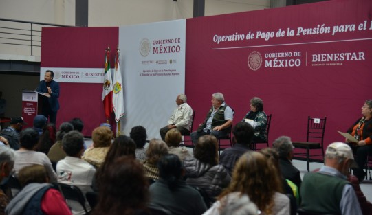 El gobernador Cuitláhuac García Jiménez, en compañía del delegado Federal Manuel Huerta, entregaron apoyos durante operativo de pago de la pensión para el bienestar de las personas adultas mayores en el gimnasio Omega de la ciudad de Xalapa.