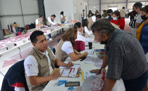 El gobernador Cuitláhuac García Jiménez, en compañía del delegado Federal Manuel Huerta, entregaron apoyos durante operativo de pago de la pensión para el bienestar de las personas adultas mayores en el gimnasio Omega de la ciudad de Xalapa.
