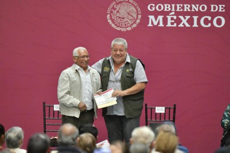 El gobernador Cuitláhuac García Jiménez, en compañía del delegado Federal Manuel Huerta, entregaron apoyos durante operativo de pago de la pensión para el bienestar de las personas adultas mayores en el gimnasio Omega de la ciudad de Xalapa.