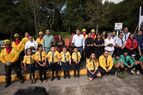 En el parque Natura de la ciudad de Xalapa, el titular de Medio Ambiente, Juan Carlos Contreras Bautista, inauguró la campaña Recicla tu navidad; donde árboles navideños serán triturados para hacer composta. Al evento asistieron el titular de la Promotoría y Desarrollo Forestal de CONAFOR, Héctor Mota Velasco, el diputado Paul Martínez Marie, Waltraud Martínez Olvera y más.