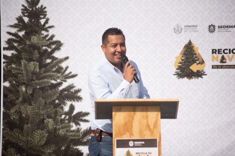 En el parque Natura de la ciudad de Xalapa, el titular de Medio Ambiente, Juan Carlos Contreras Bautista, inauguró la campaña Recicla tu navidad; donde árboles navideños serán triturados para hacer composta. Al evento asistieron el titular de la Promotoría y Desarrollo Forestal de CONAFOR, Héctor Mota Velasco, el diputado Paul Martínez Marie, Waltraud Martínez Olvera y más.