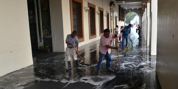 Luego de más de un mes de servir para comercializar productos de la entidad, los pasillos del Palacio de Gobierno fueron lavados a conciencia.