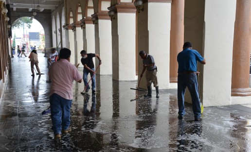 Luego de más de un mes de servir para comercializar productos de la entidad, los pasillos del Palacio de Gobierno fueron lavados a conciencia.