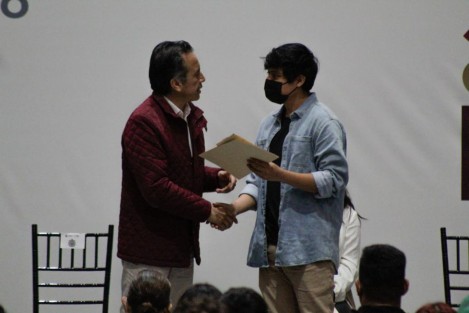 El gobernador Cuitláhuac García Jiménez y el delegado federal Manuel Huerta entregaron tarjetas del Bienestar a beneficiarios del programa Jóvenes Construyendo el Futuro.