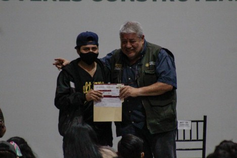 El gobernador Cuitláhuac García Jiménez y el delegado federal Manuel Huerta entregaron tarjetas del Bienestar a beneficiarios del programa Jóvenes Construyendo el Futuro.