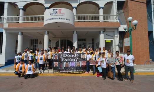 A diez años de haber desaparecido 8 elementos de la policía municipal de Úrsulo Galván, sus familiares siguen en la búsqueda, padres, hijos, hermanos y esposas continúan con la esperanza de poder a encontrar a sus seres queridos. 