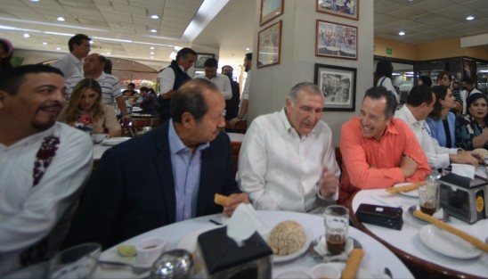 El secretario de Gobernación, Adán Augusto López Hernández llegó al tradicional café La Parroquia del puerto de Veracruz a echarse su lecherito  acompañado del gobernador Cuitláhuac García Jiménez, diputados locales y la presidenta del Poder Judicial Lizbeth Aurelia Jiménez Aguirre. 