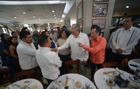 El secretario de Gobernación, Adán Augusto López Hernández llegó al tradicional café La Parroquia del puerto de Veracruz a echarse su lecherito  acompañado del gobernador Cuitláhuac García Jiménez, diputados locales y la presidenta del Poder Judicial Lizbeth Aurelia Jiménez Aguirre. 