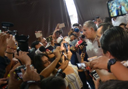 De sus aspiraciones presidenciales dijo que todavía no son los tiempos y se deslindó de los espectaculares que se instalaron en el estado. 