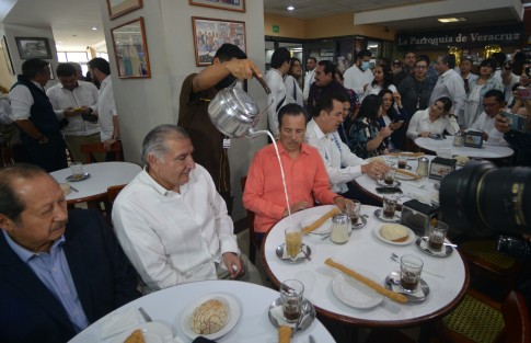 De sus aspiraciones presidenciales dijo que todavía no son los tiempos y se deslindó de los espectaculares que se instalaron en el estado. 