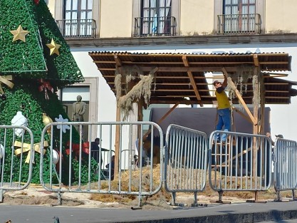 Desde hace unos días, trabajadores se avocan al retiro de la decoración navideña en el centro de Xalapa. 