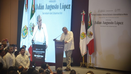 El secretario de Gobernación Adán Augusto López Hernández vino a hablar de la Reforma Electoral al WTC de Boca del Río, que se vio abarrotado de porras de diferentes actores políticos. 