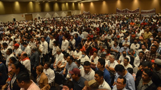 El secretario de Gobernación Adán Augusto López Hernández vino a hablar de la Reforma Electoral al WTC de Boca del Río, que se vio abarrotado de porras de diferentes actores políticos. 