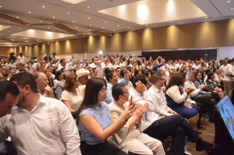 El secretario de Gobernación Adán Augusto López Hernández vino a hablar de la Reforma Electoral al WTC de Boca del Río, que se vio abarrotado de porras de diferentes actores políticos. 