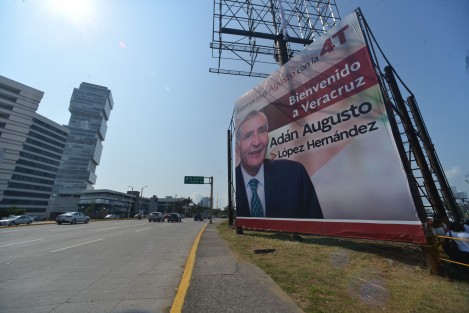 Cuestionado sobre los espectaculares que han sido colocados a su favor en Veracruz, Adán Augusto López dijo que hizo un deslinde, <em>hace tres días que nos avisaron que estaban apareciendo los espectaculares, desde luego que agradezco a quien lo paga, pero yo exhorto a que se quiten</em>.