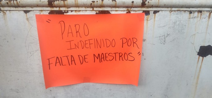 Aunque se les había prometido que en esta semana llegarían los docentes de base, el director del plantel les informó que finalmente nadie llegaría y que no hay fecha para ello. 