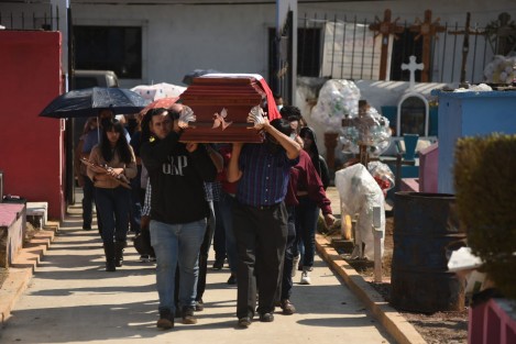 Familiares y amigos del oficial Oscar N, sepultaron sus restos en el Panteón de Banderilla. El oficial fue asesinado hace unos días durante enfrentamientos con la delincuencia organizada en el municipio de Córdoba. 