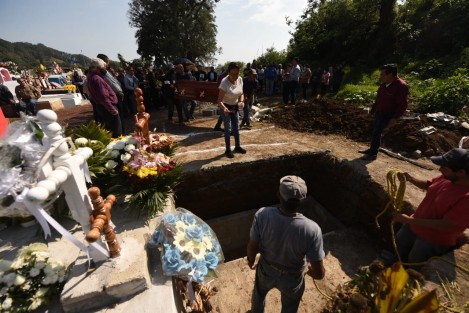Familiares y amigos del oficial Oscar N, sepultaron sus restos en el Panteón de Banderilla. El oficial fue asesinado hace unos días durante enfrentamientos con la delincuencia organizada en el municipio de Córdoba. 