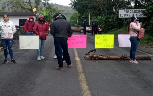  Padres de alumnos de la escuela primaria Lic. Benito Juárez, de Teocelo, Ver., bloquearon la carretera Teocelo-Coatepec, a la altura del arco de entrada, esto por la falta de respuesta de la SEV a la falta de docentes.

