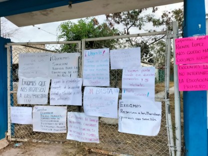 Padres de familia de la Telesecundaria Adolfo Ruiz Cortines, en la localidad de Vaquería, municipio de Coatepec, tomaron por segunda ocasión las instalaciones del plantel ante la falta de dos docentes.