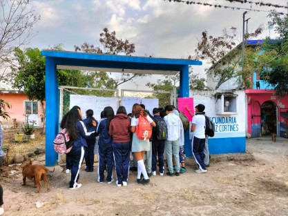 Los padres y madres, indicaron que desde el inicio del ciclo escolar, hacen falta dos maestros, y en el mes de septiembre que se manifestaron les mandaron unos pero de manera temporal (interinos)y ahora de nuevo no tienen la plantilla completa, pues uno solo es quien imparte las clases a los tres grados.