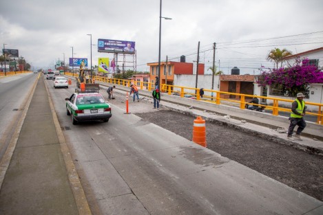  Este fin de semana se realizan trabajos de preparación de superficies y colado en el puente Miguel Alemán, como parte de la rehabilitación de pavimento que realiza el Ayuntamiento en la avenida Lázaro Cárdenas