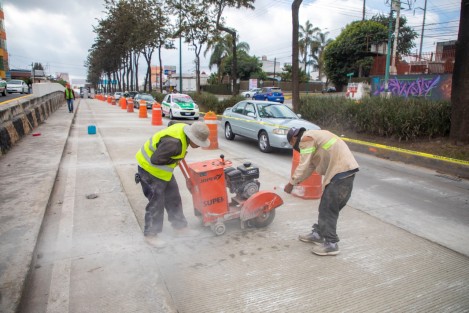  Este fin de semana se realizan trabajos de preparación de superficies y colado en el puente Miguel Alemán, como parte de la rehabilitación de pavimento que realiza el Ayuntamiento en la avenida Lázaro Cárdenas