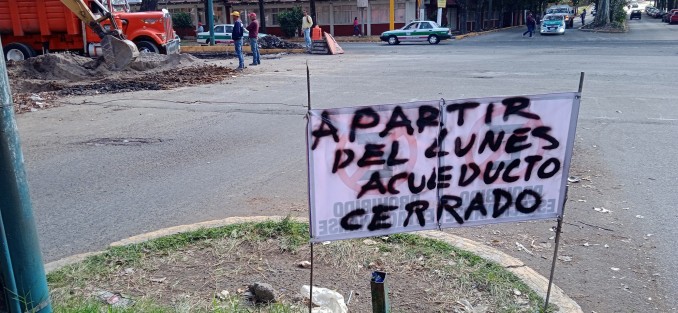 Trabajadores de la constructora que realiza la repavimentación de la avenida Ruiz Cortines avisa con una pequeña lona escrita a mano, que desde el lunes será cerrada la avenida Acueducto, ya que comenzarán con los trabajos en esa zona. 