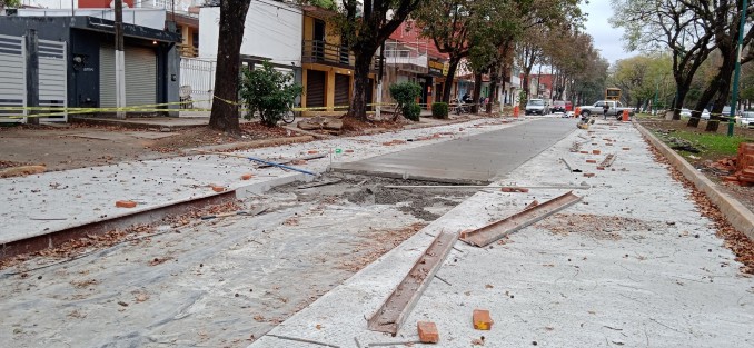Trabajadores de la constructora que realiza la repavimentación de la avenida Ruiz Cortines avisa con una pequeña lona escrita a mano, que desde el lunes será cerrada la avenida Acueducto, ya que comenzarán con los trabajos en esa zona. 