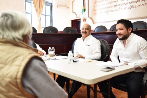 Acompañado por la síndica única, Cecilia Coronel Brizio, el regidor Daniel Fernández Carrión y el director de Participación Ciudadana, Juan Marín Viveros, el Edil escuchó y recibió las peticiones entregadas por las y los asistentes, con las que se elaborará la propuesta del Programa General de Inversión (PGI) 2023, el cual será aprobado por el Cabildo y el Consejo de Desarrollo Municipal (CDM), para entre todas y todos, construir una mejor ciudad.
 