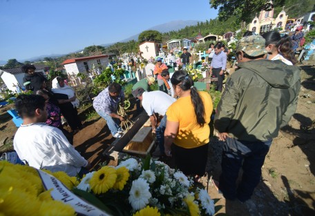 Familiares, amigos y el pueblo de Xico, Ver., dieron el último adiós a Don David Reynaldo Tepo, maestro mascarero cuyo trabajo estuvo presente desde hace 65 años en las fiestas de este Pueblo Mágico, en cada ocasión que se representaba la  típica danza de los Payasos.  