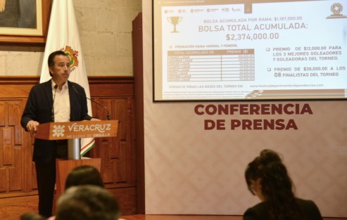 El Gobernador Cuitláhuac García Jiménez, presentó la Copa Deportiva de Futbol Tlachtli, misma que se realizará en todo el estado, y contará con una bolsa acumulada de premios de 2 millones 340 mil pesos.


