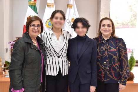 La presidenta de la Mesa Directiva de la LXVI Legislatura, diputada Margarita Corro Mendoza, y la presidenta de la Comisión Permanente de Ciencia y Tecnología, legisladora Verónica Pulido Herrera, recibieron en el Palacio Legislativo a las estudiantes ganadoras de la ExpoCiencias Veracruz 2022, Frida Sofhia Medellín Careaga y Helena Vázquez Naert.