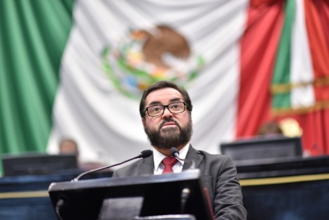 Una propuesta de exhorto al ayuntamiento de Agua Dulce, presentó el diputado Sergio Lenin Guzmán Ricárdez, a fin de que sea respetada la autorización para donar una fracción de terreno de propiedad municipal a favor de la Universidad Veracruzana (UV) para la instalación y funcionamiento de un campus en dicha municipalidad, en términos del Acuerdo publicado en el Número Extraordinario 160 de la Gaceta Oficial del Estado, el viernes 22 de abril de 2022.