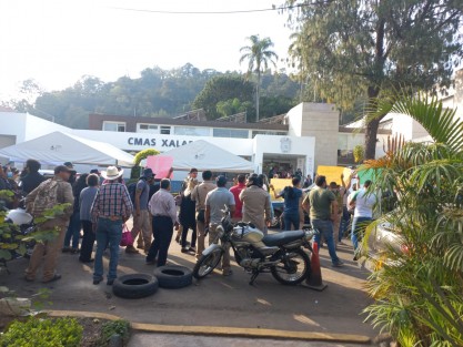 Empleados de CMAS Xalapa afiliados al sindicato mayoritario proestaron ante la directora del organismo  por la firma de un contrato colectivo presentado por otro sindicato, el cual les afecta en sus prestaciones y de los jubilados. 