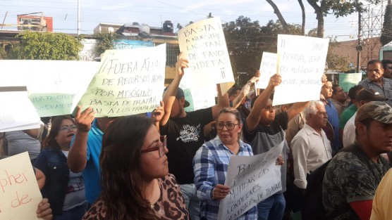 Empleados de CMAS Xalapa afiliados al sindicato mayoritario proestaron ante la directora del organismo  por la firma de un contrato colectivo presentado por otro sindicato, el cual les afecta en sus prestaciones y de los jubilados. 