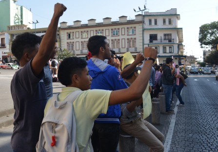 Jóvenes antorchistas integrantes del Frente Nacional de Estudiantes Revolucionarios Rafael Ramírez se manifestaron con bloqueos a la avenida Enríquez, demandando justicia para un joven que fue asesinado al resistirse al robo de su teléfono celular en el municipio de Veracruz. 